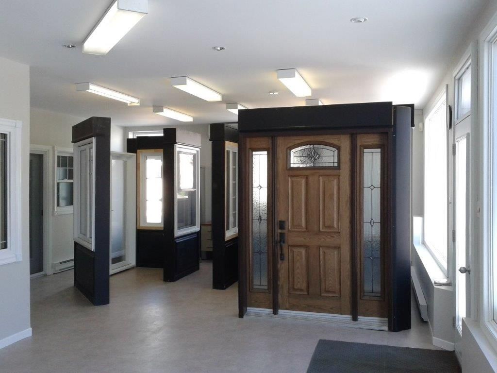 Une pièce avec beaucoup de fenêtres et de portes