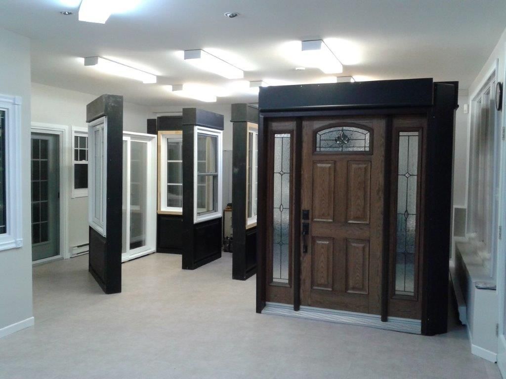 Une pièce avec beaucoup de portes et de fenêtres