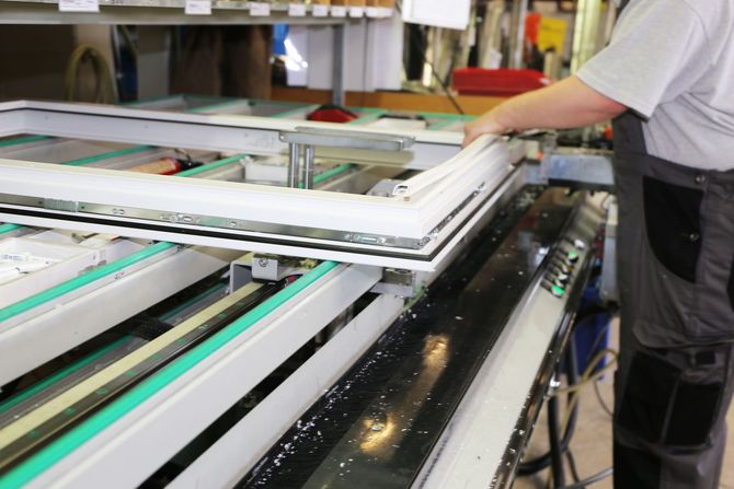 Un homme travaille sur une machine dans une usine.