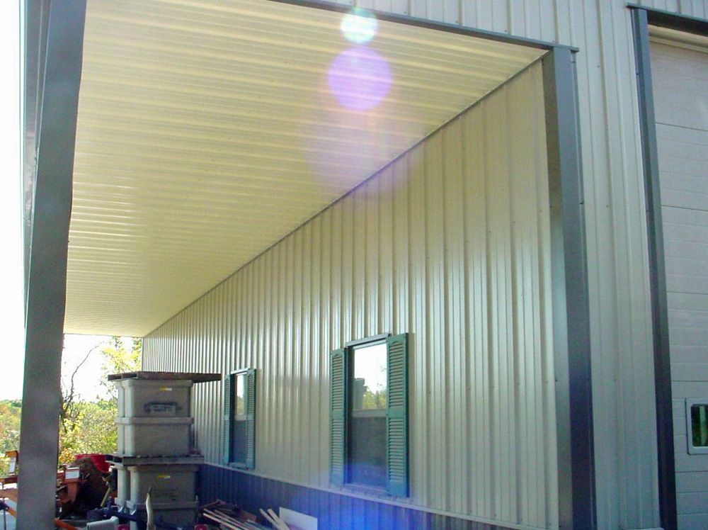 A building with a roof that is open and a lot of windows