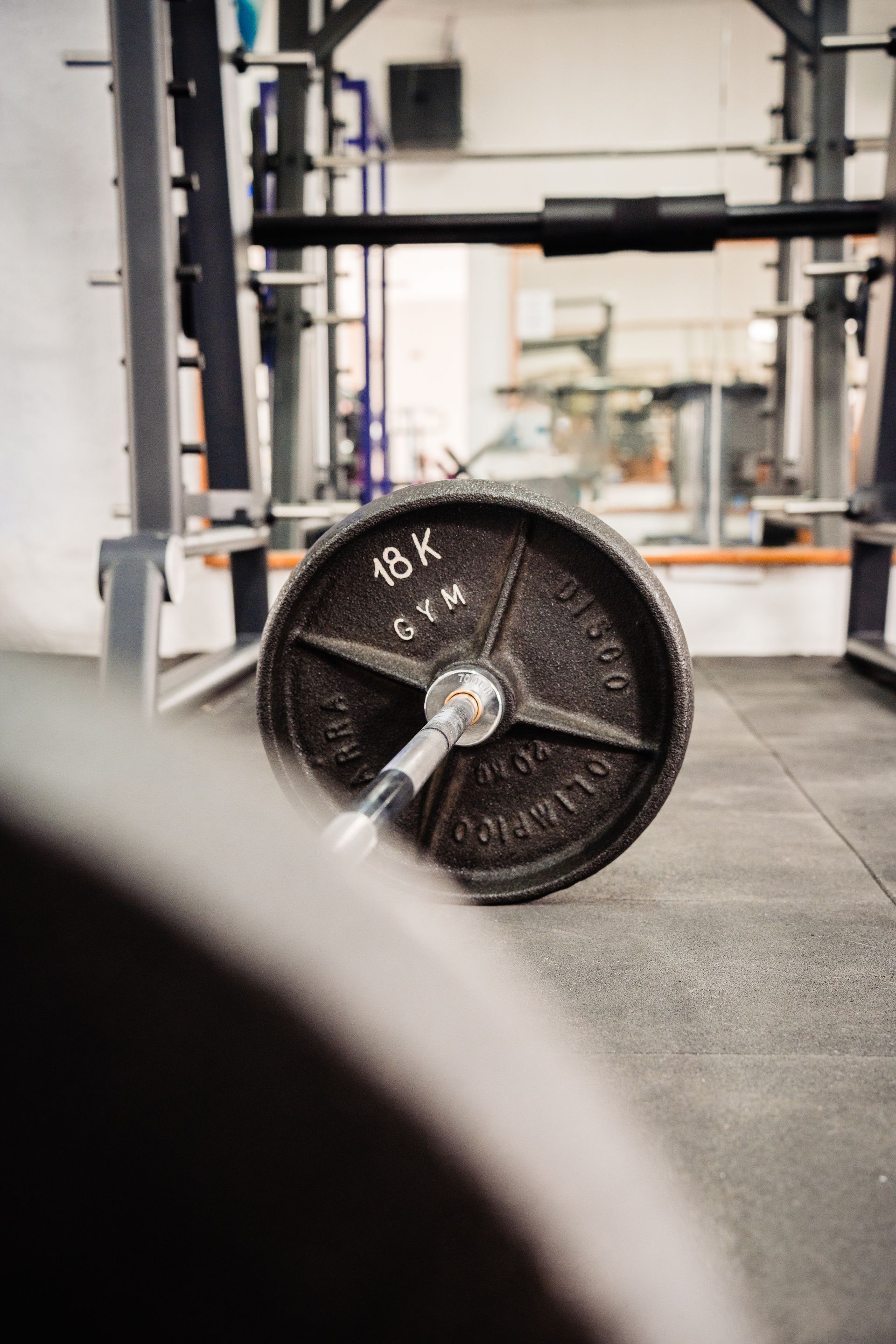 Nuestro gimnasio con mucho equipamiento para hacer ejercicio.