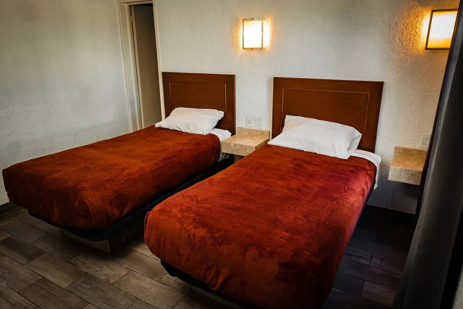 Una habitación de hotel con dos camas y un cuadro en la pared.