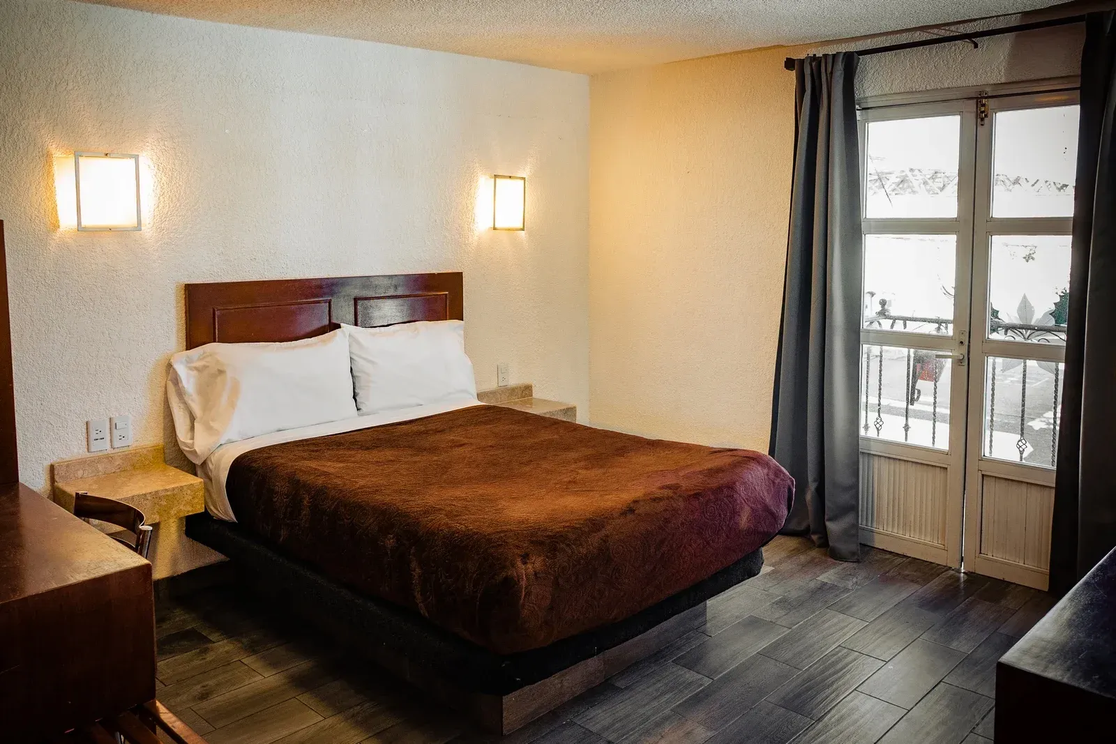 Una habitación de hotel con una cama tamaño king y una ventana grande.