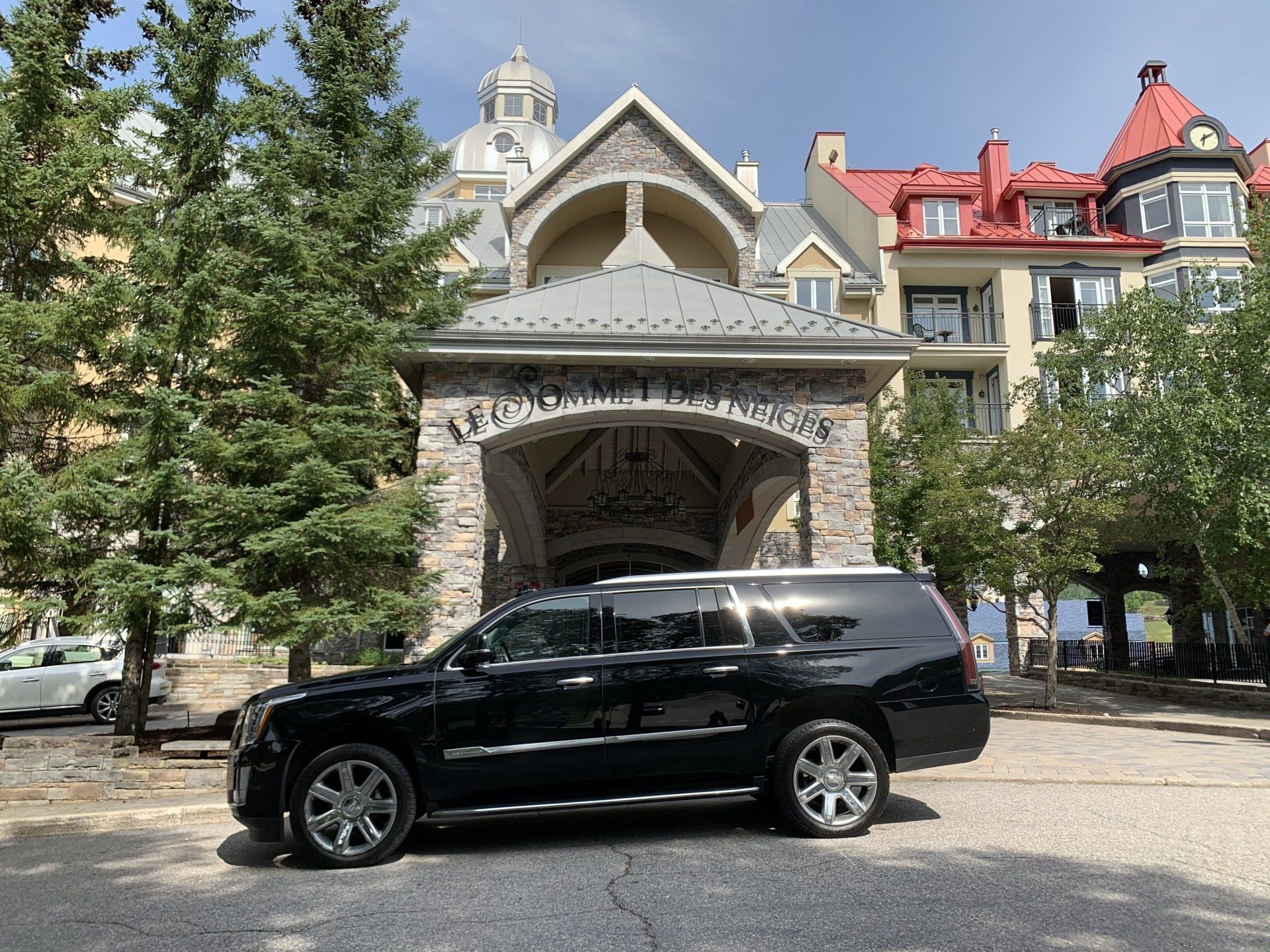 Groupe Classique Black SUV in Mont-Tremblant Sommet des Neiges
