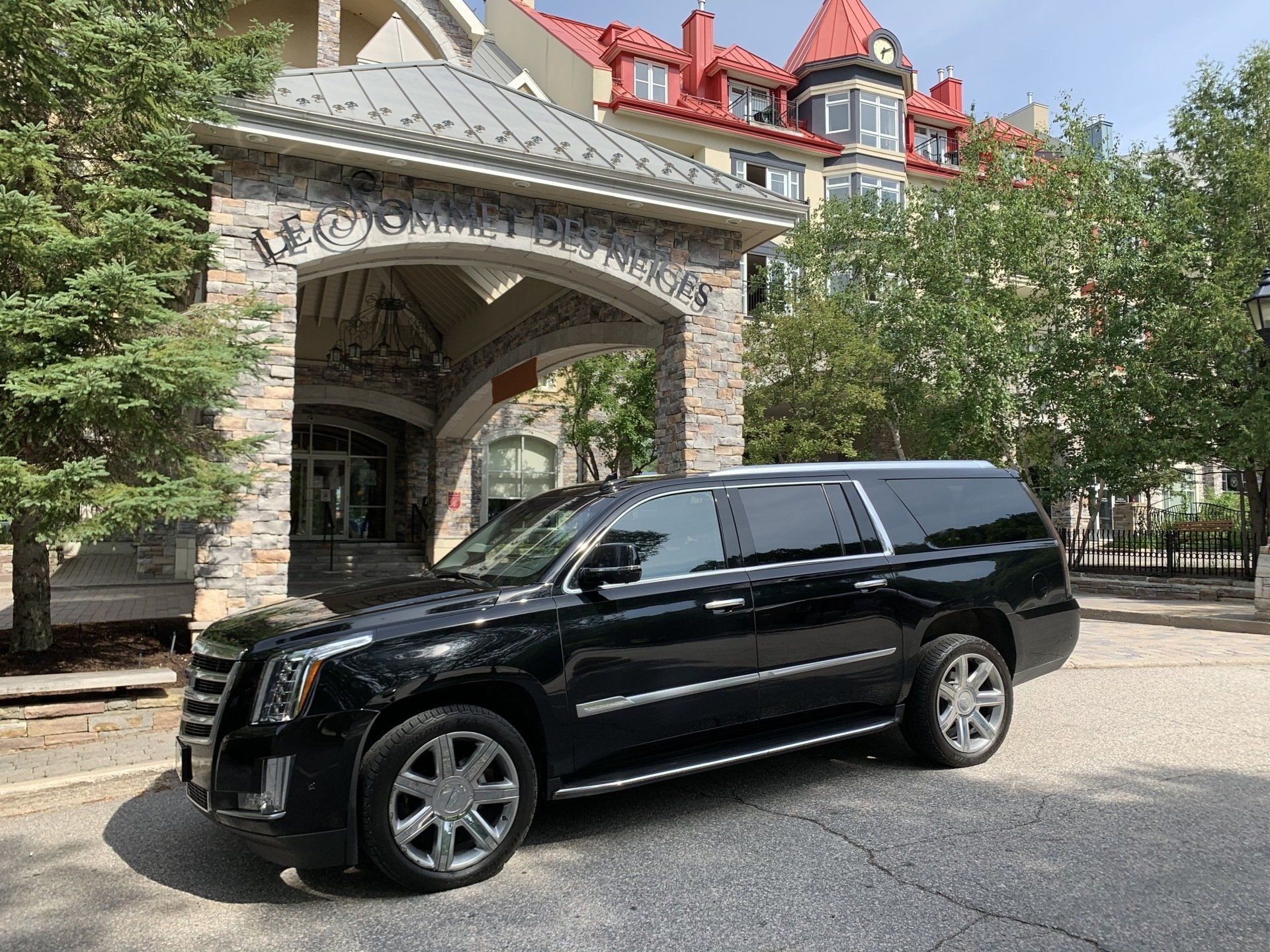 Montreal airport limousine service, private transfer to Mont Tremblant.