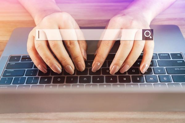 Typing on a keyboard and using a search bar seo.
