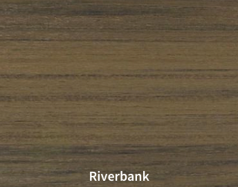 Un gros plan d'un morceau de bois au bord d'une rivière