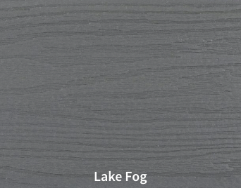 Un gros plan d'un morceau de bois qui dit brouillard de lac