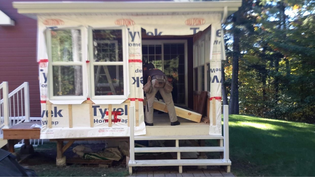 Un homme se tient devant un hangar en construction.
