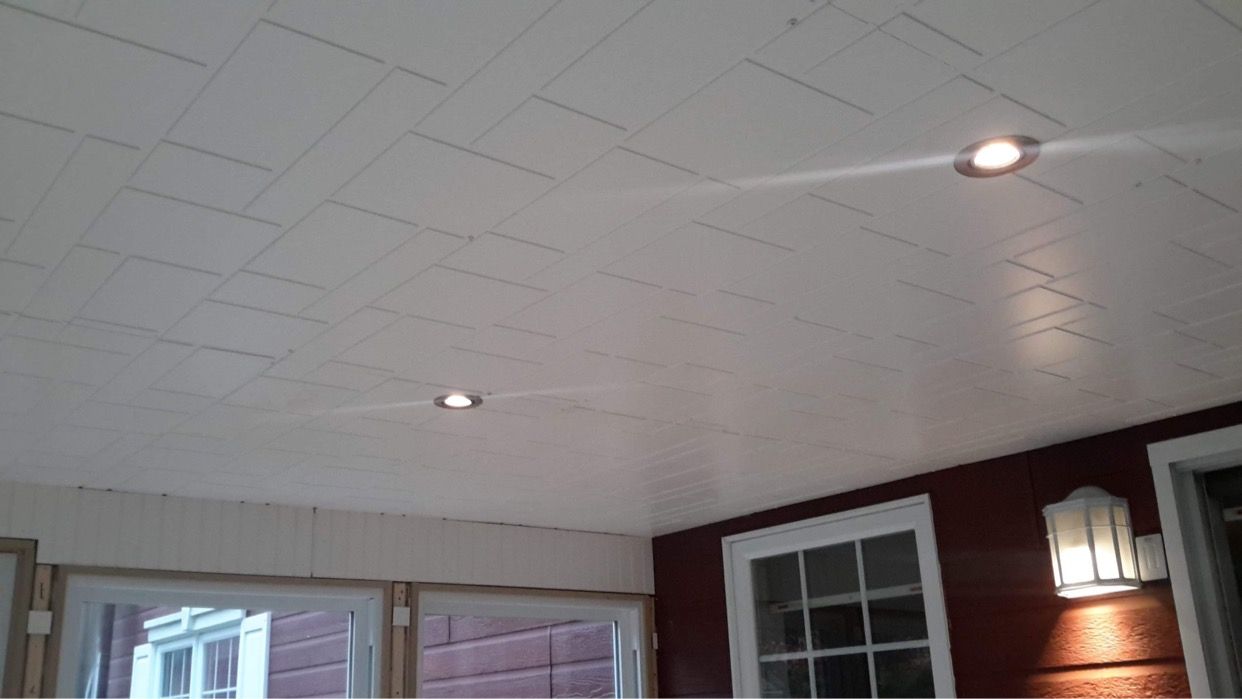 Une pièce avec un plafond blanc et un mur rouge.