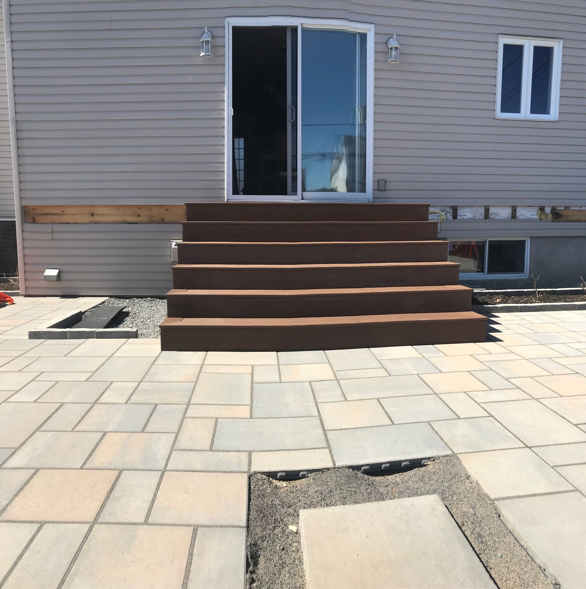 Une maison avec des escaliers menant à la porte d'entrée