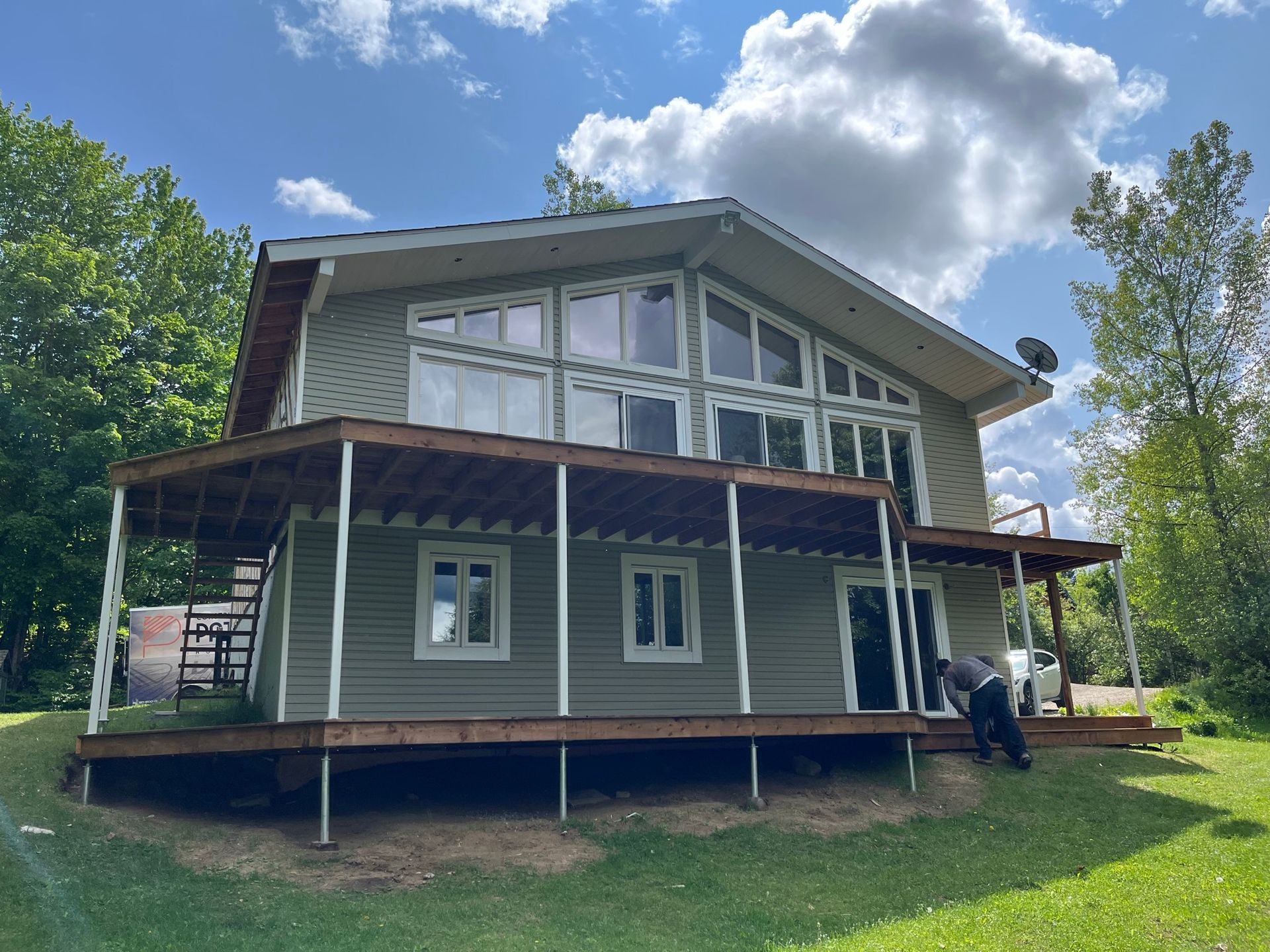 Une grande maison avec beaucoup de fenêtres et une grande terrasse.