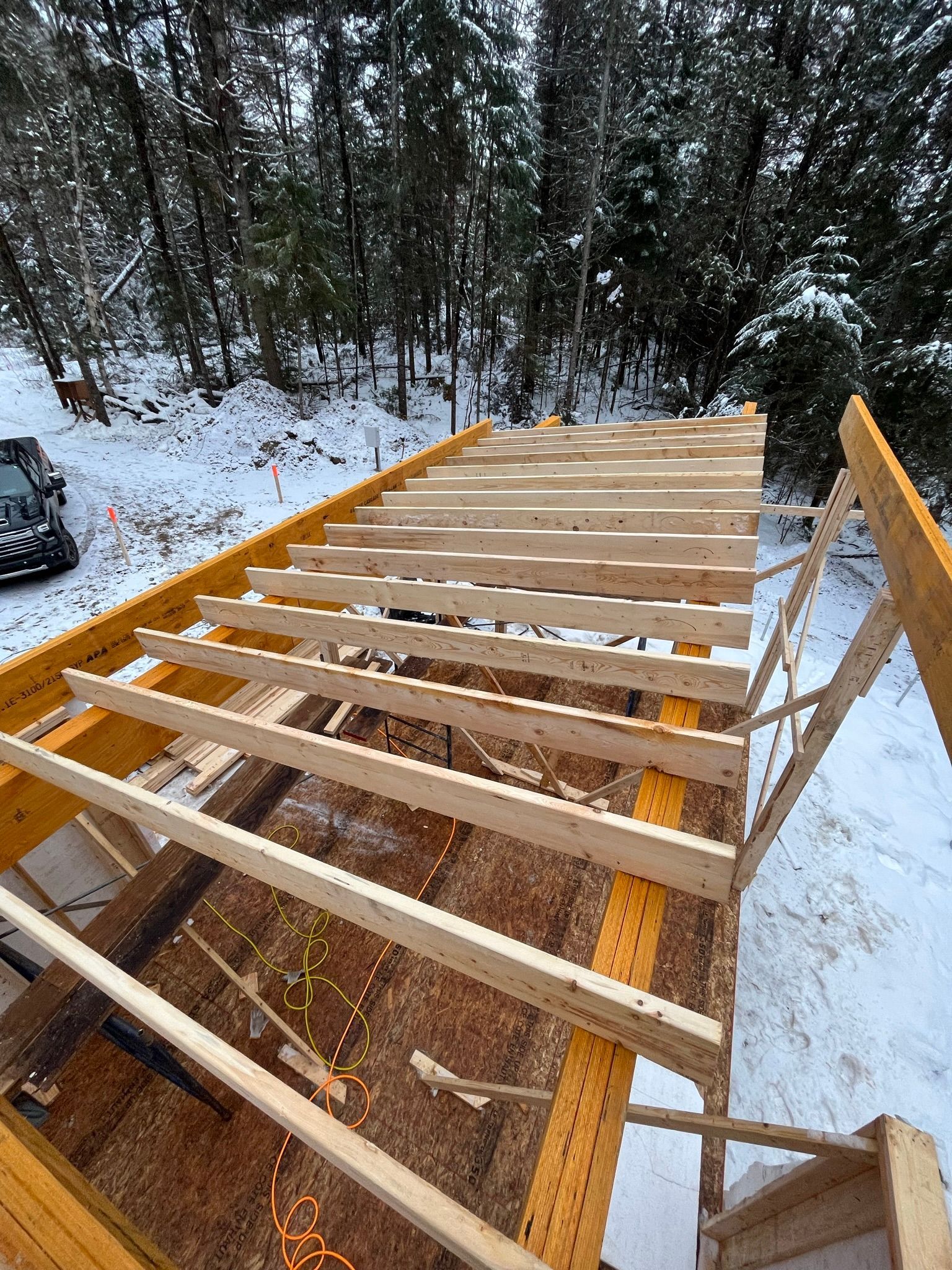 Une structure en bois est en train d'être construite dans la neige.