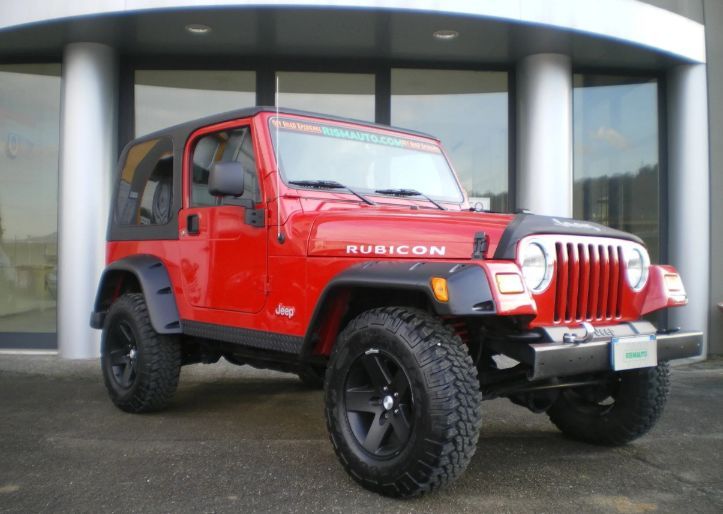 Jeep Wrangler Rubicon di colore rosso