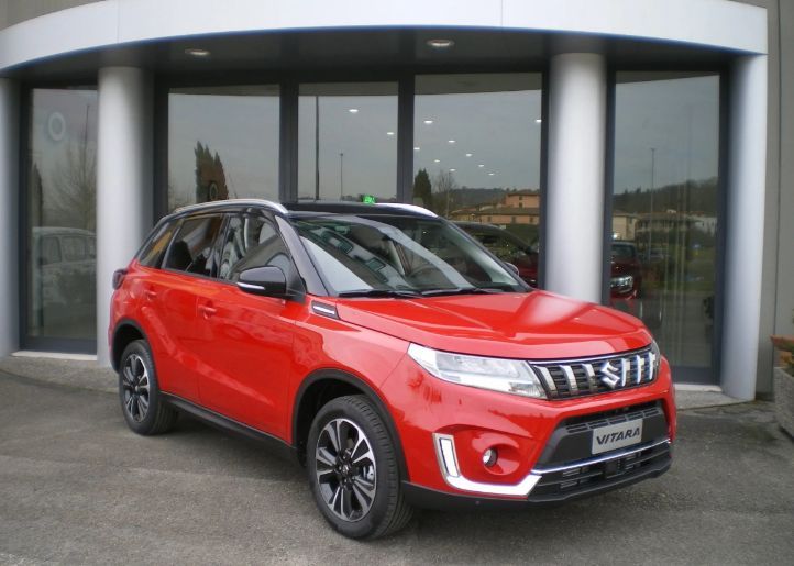 Suzuki Vitara di colore rosso