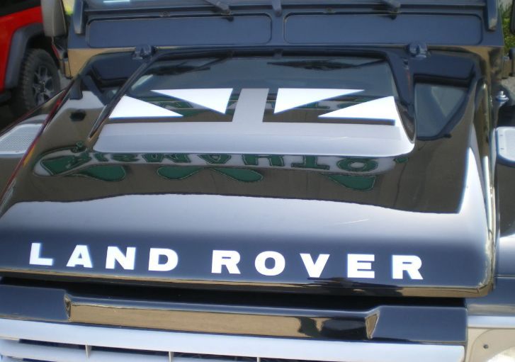 SUV arancione che scende da una rampa