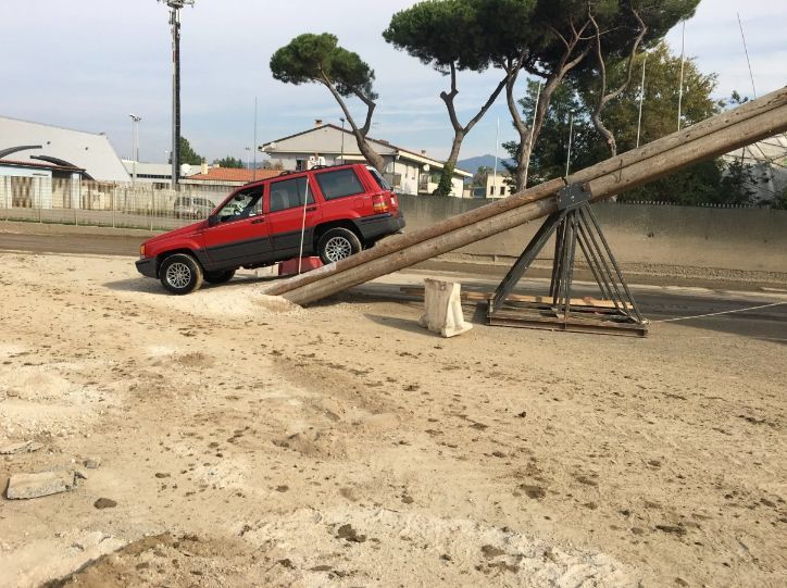 SUV rosso che scende da una rampa