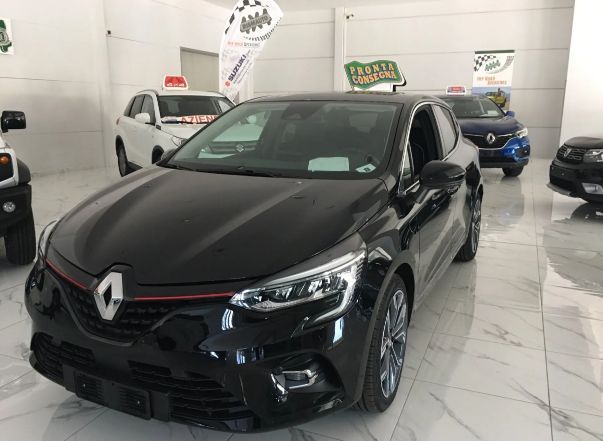 automobile Renault nera con dettaglio rosso