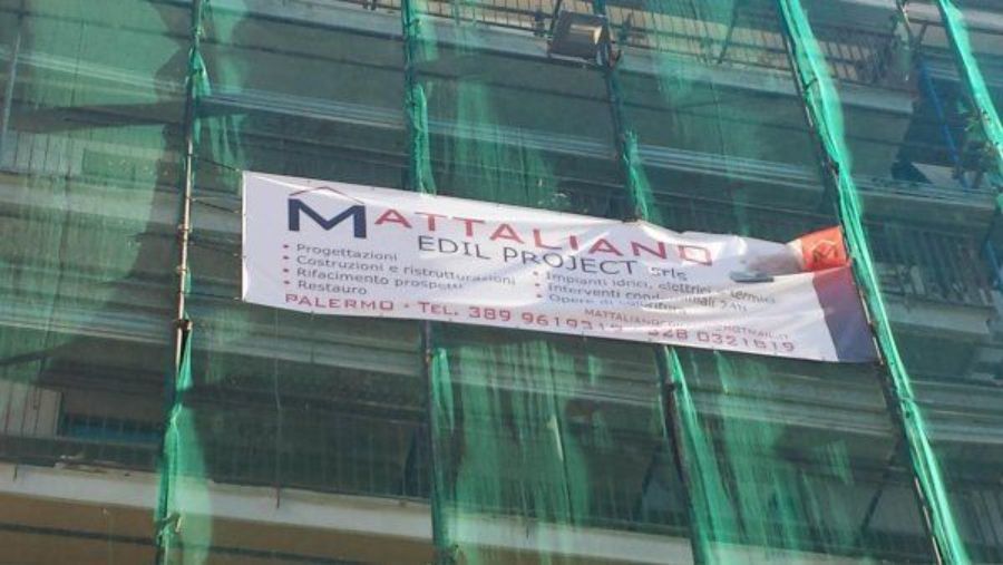 Banner per il progetto Mattaliano Edil sulla costruzione con impalcature verdi.
