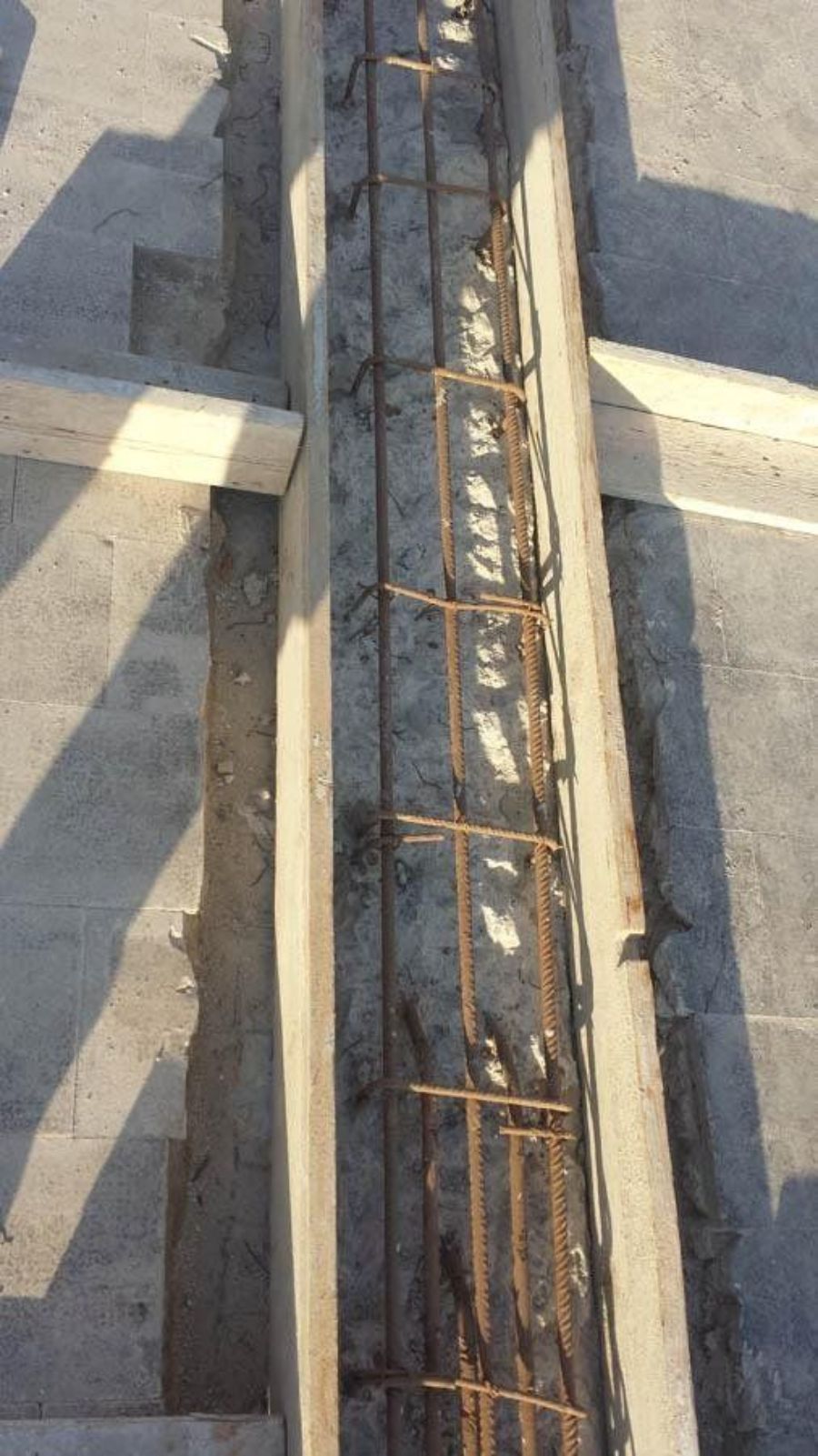 Barre di acciaio rinforzate all'interno di una cassaforma in calcestruzzo, probabilmente per una colonna in costruzione.