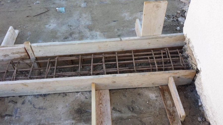 Cassaforma in legno con barre di rinforzo in acciaio pronta per il getto di calcestruzzo.