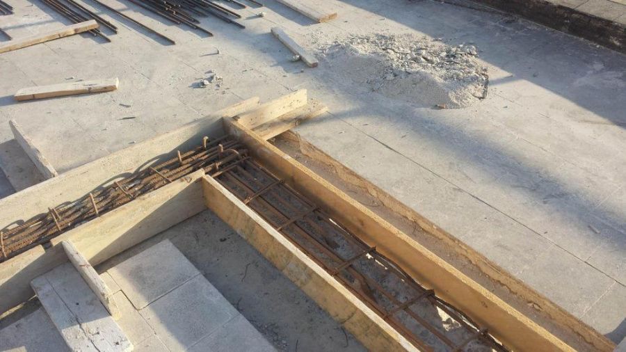 Casseforme in legno e barre d'armatura costituiscono la struttura di una sezione di cemento in costruzione.