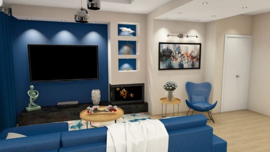 Interno del soggiorno, pareti blu con TV, camino, divano blu, quadri, tavolino, sedia blu e porta bianca.