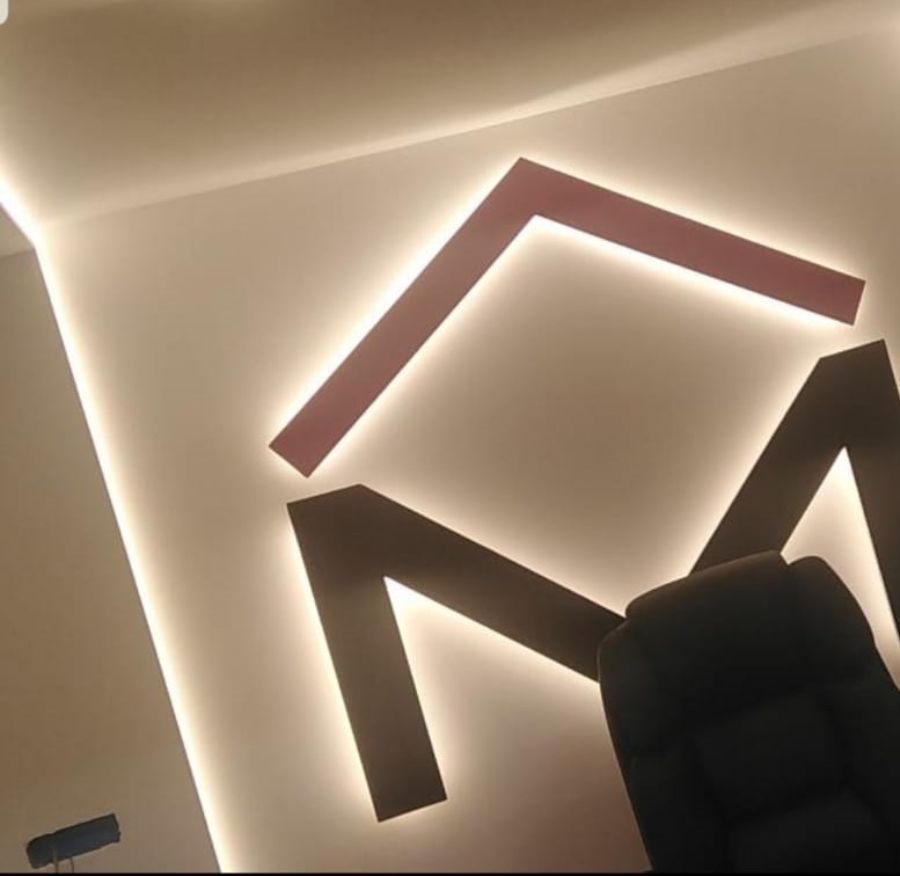 Parete bianca con una 