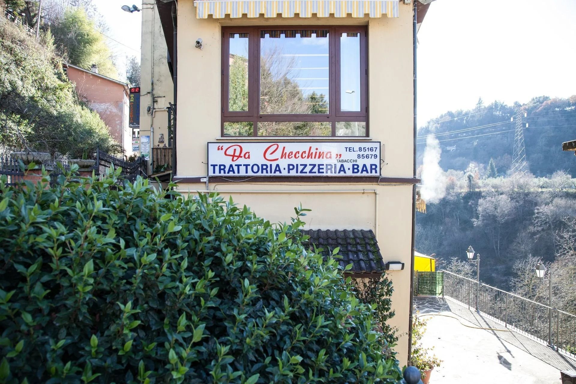 Insegna per la trattoria, pizzeria e bar