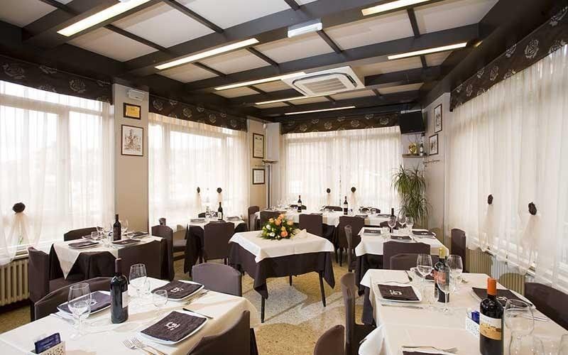 sala ristorante con tavoli  apparecchiati