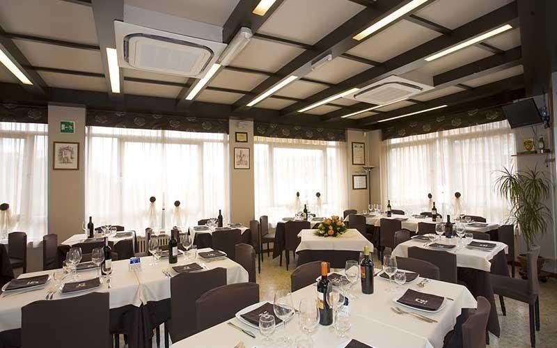 ristorante con tavoli  apparecchiati