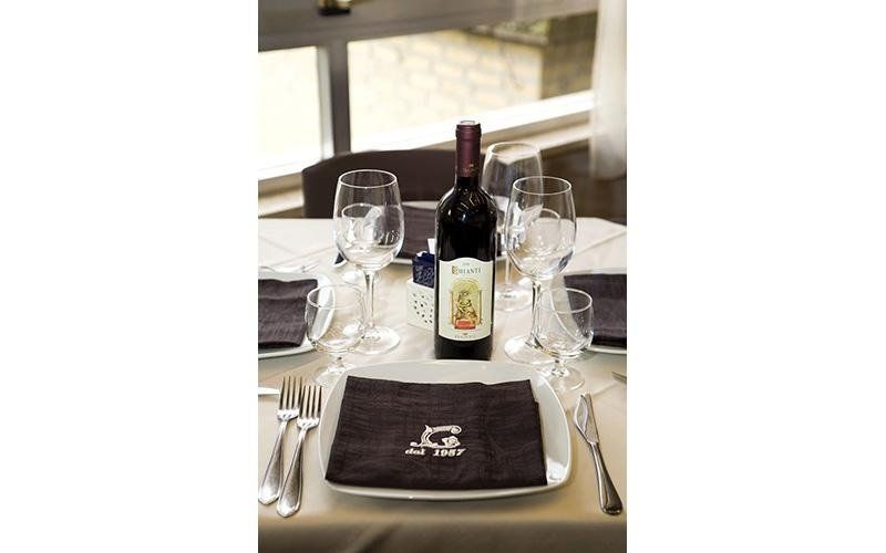 tavolo apparecchiato per due