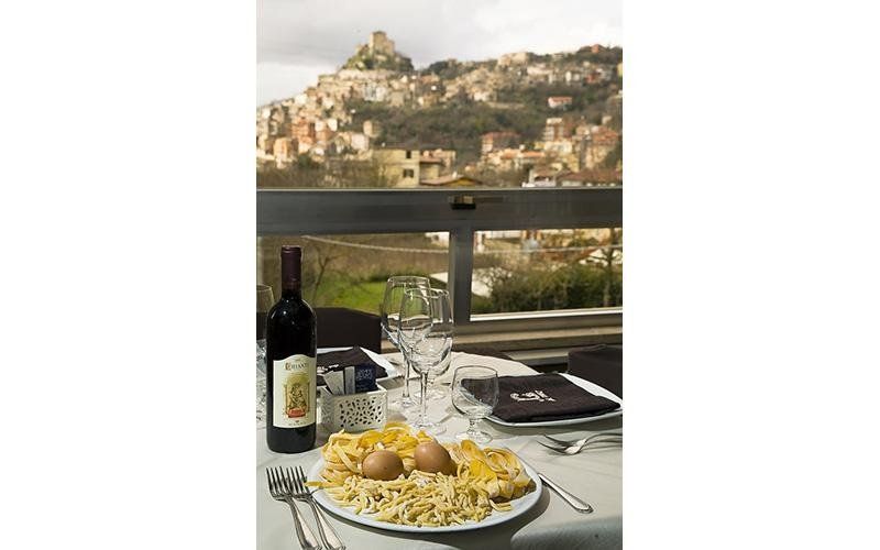 tavolo con piatto di pasta all'uovo