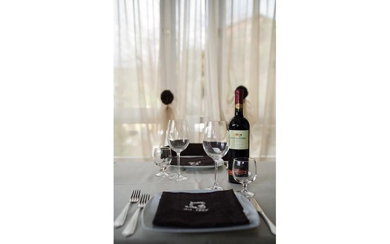 tavolo per due con vino rosso