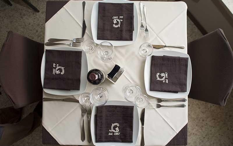 tavolo apparecchiato per 4