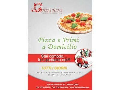 Pubblicità per la consegna di pizza e pasta. Presenta una pizza, un testo e un'immagine di uno scooter.