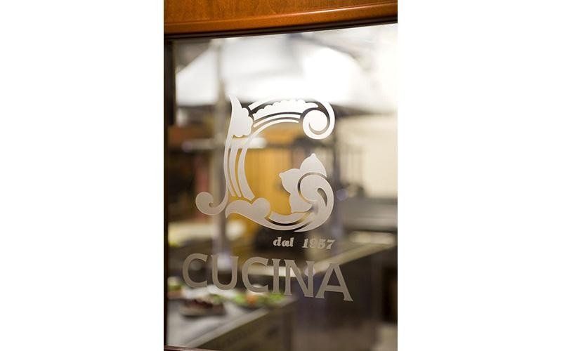 logo ristorante su porta a vetro