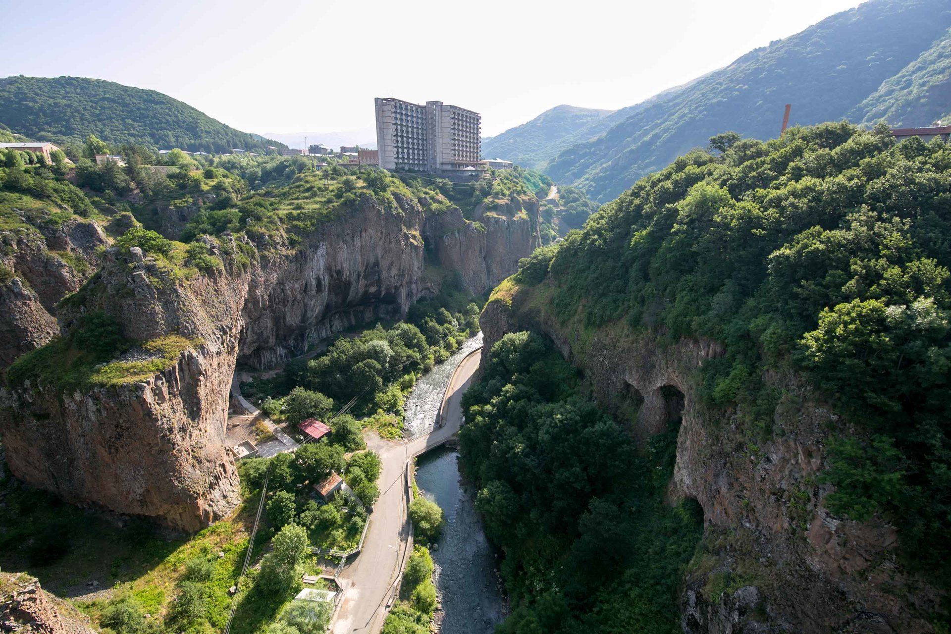 Джермук. Джермук ущелье Арзни. Водопад Джермук в Армении. Город Джермук Армения. Ущелье Арзни Армения.