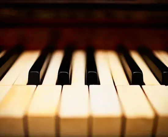 a close up of a piano keyboard with black and white keys