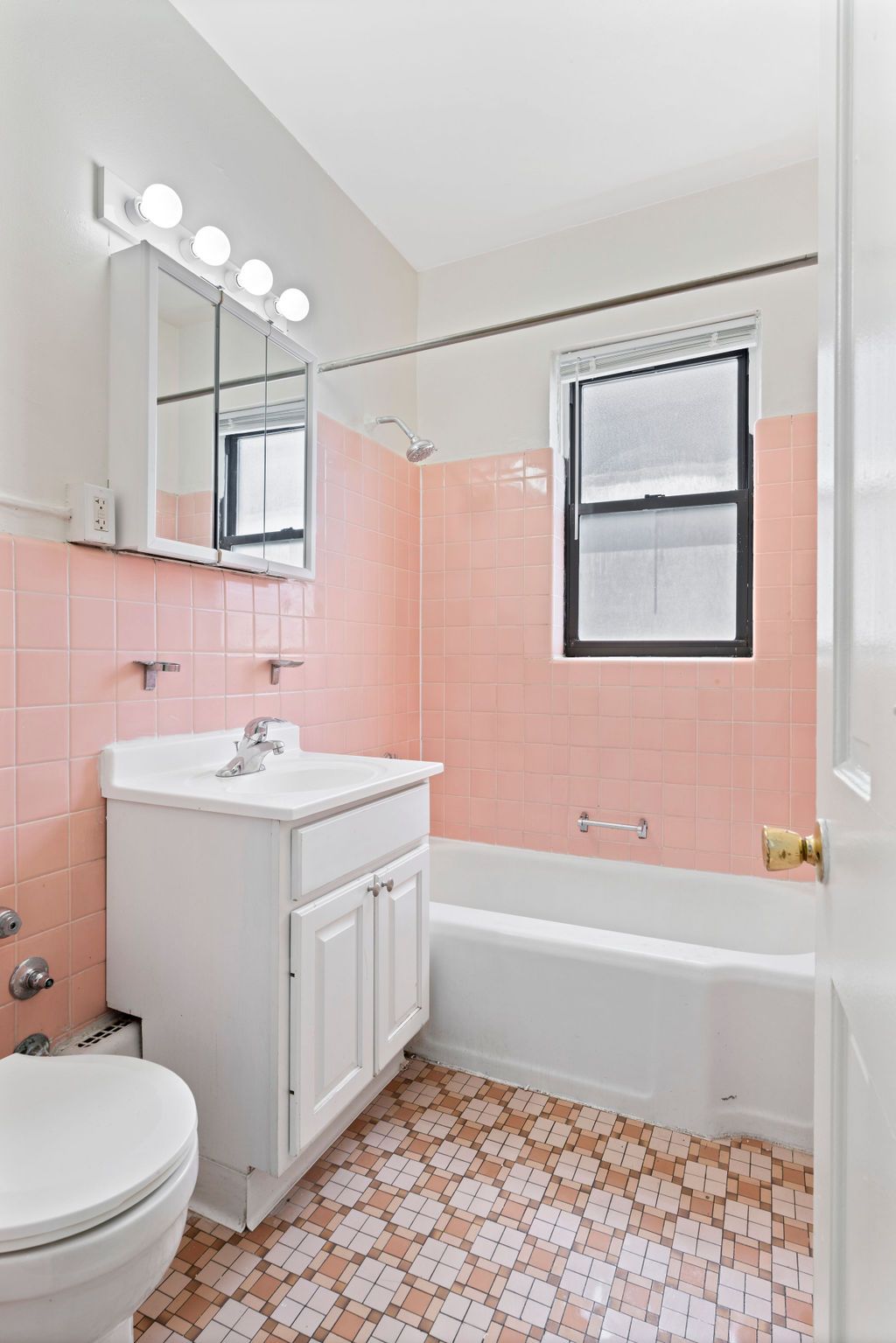 classic style pink bathroom 2