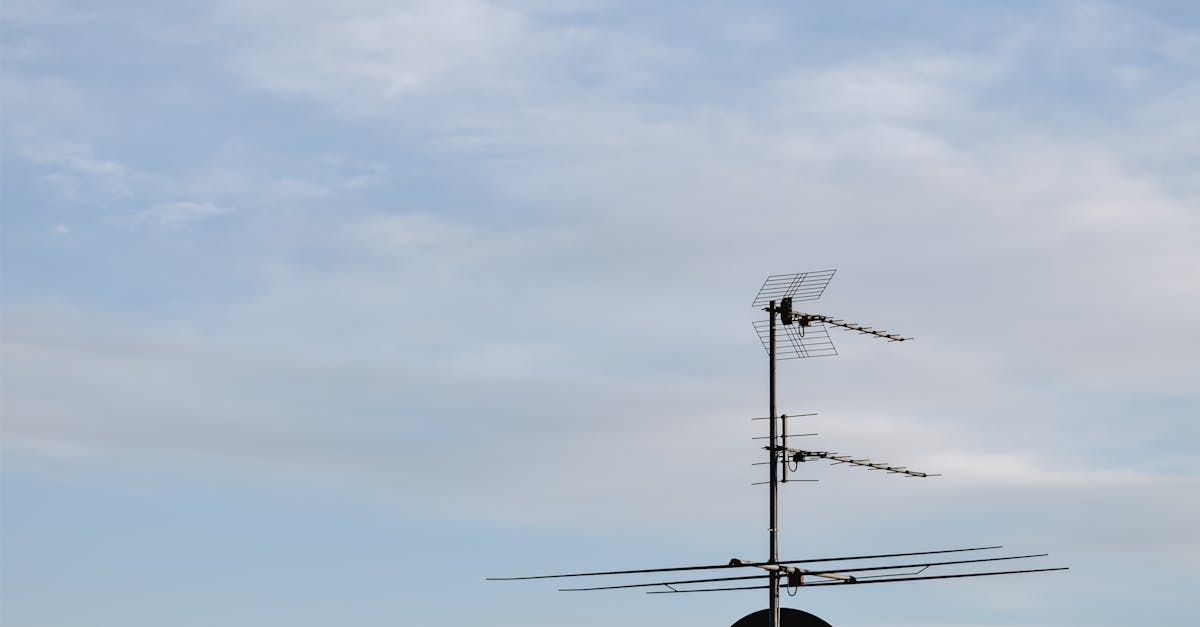 Antenna TV contro un cielo azzurro e nuvoloso.