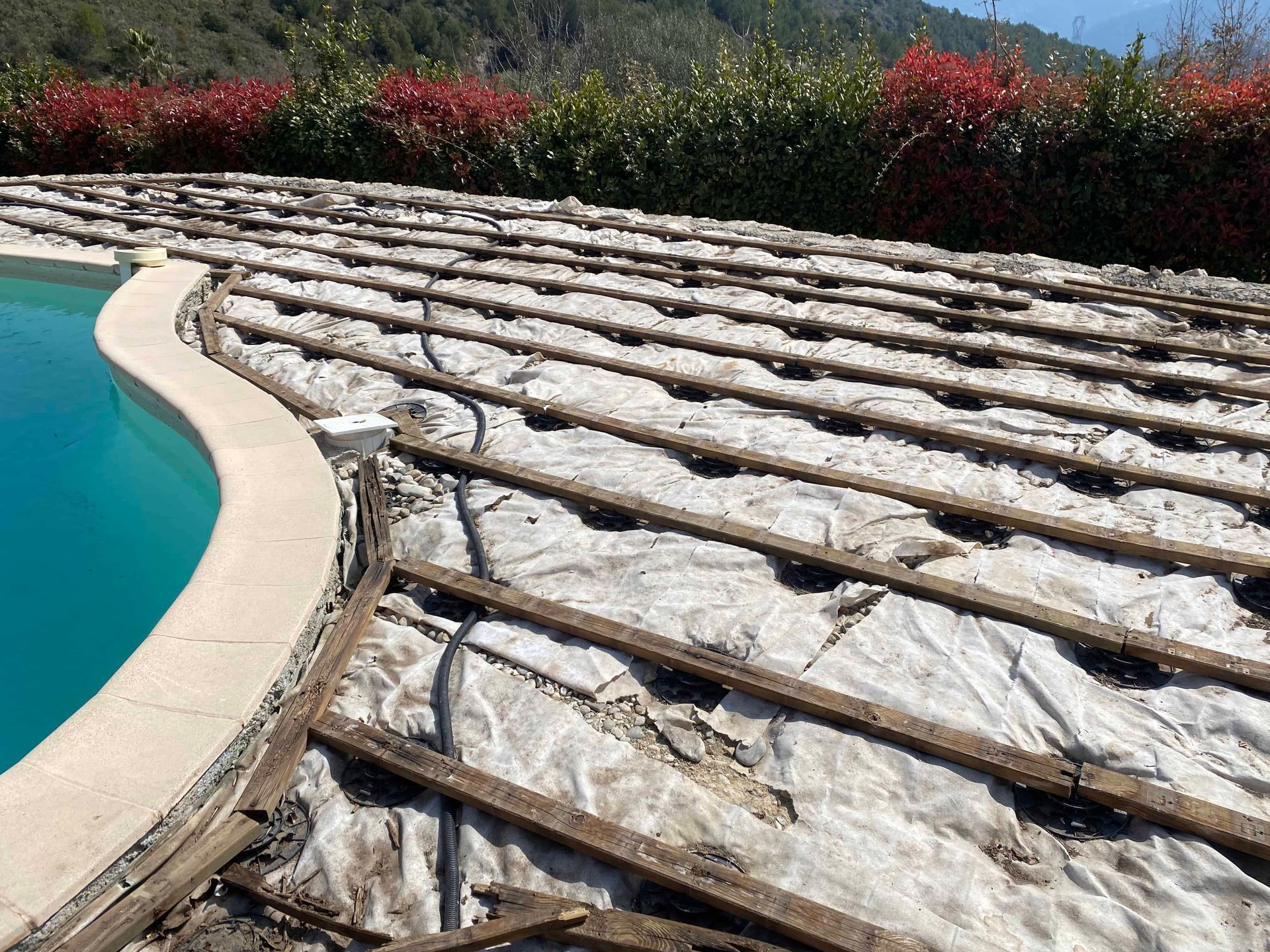 Une piscine entourée d'une terrasse en bois