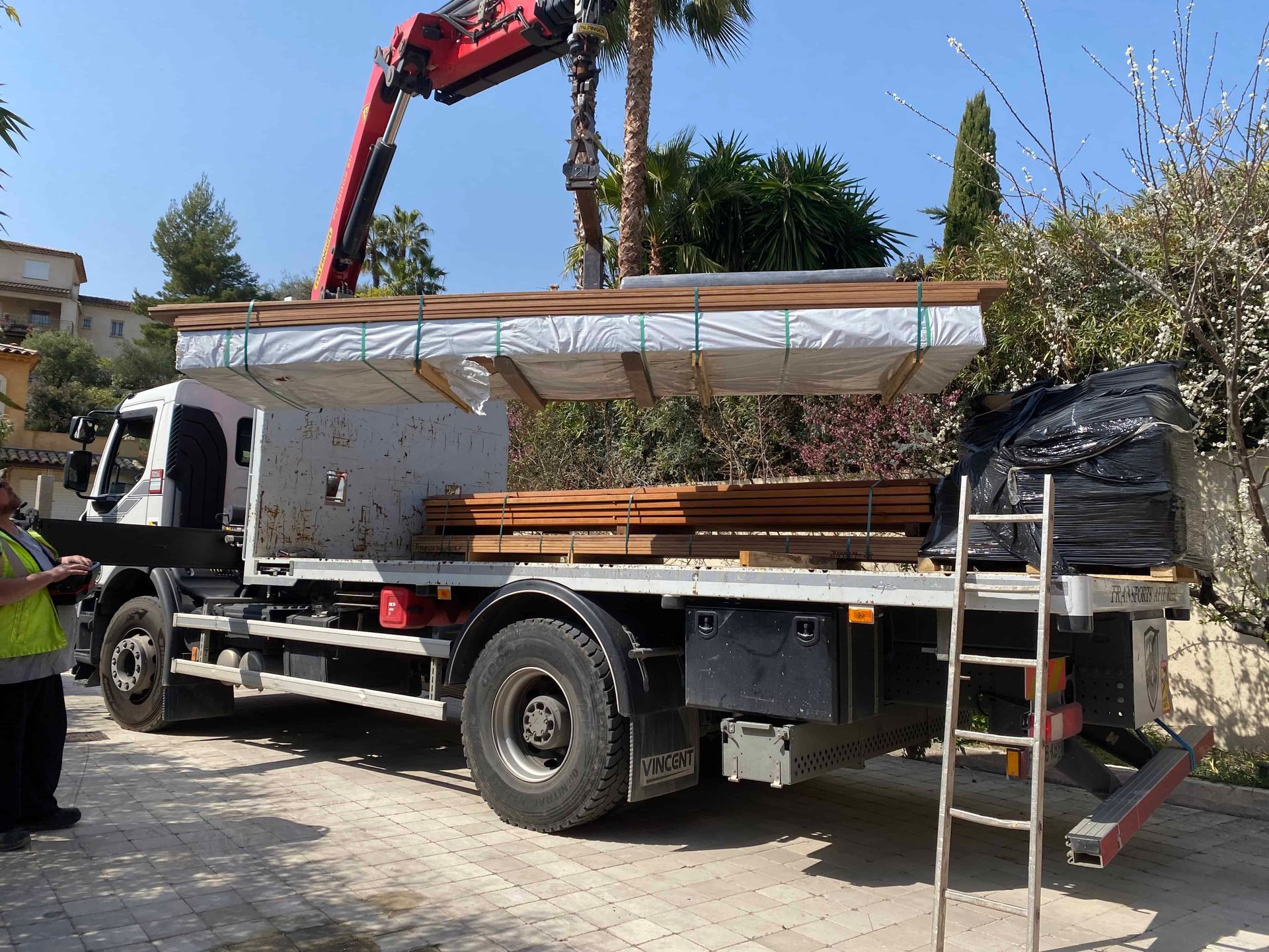 Un camion avec une grue à l'arrière