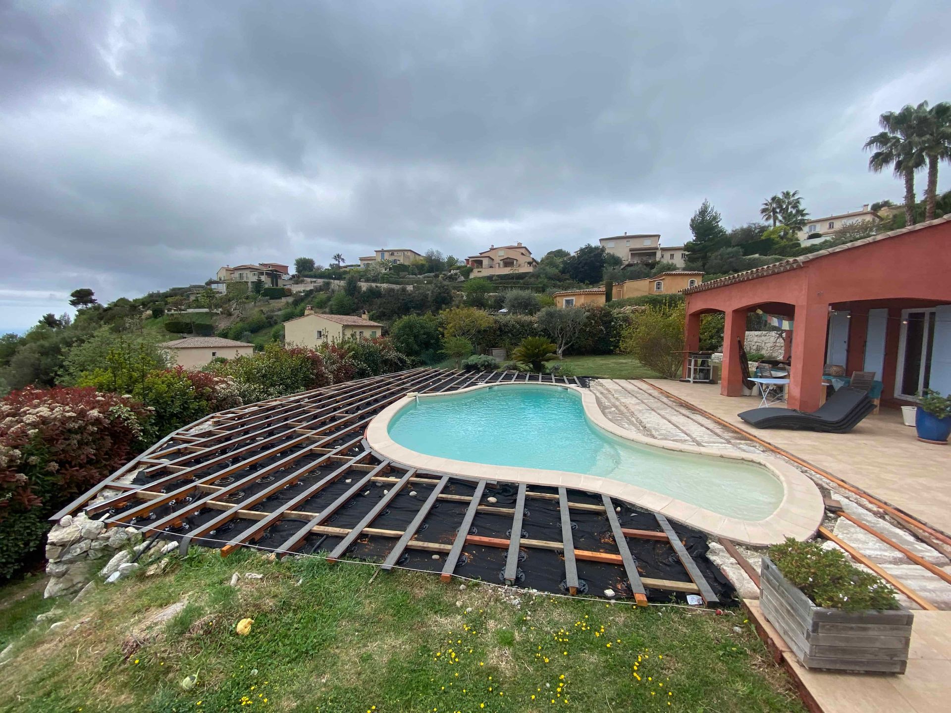 Une piscine est en cours de construction dans l'arrière-cour d'une maison.