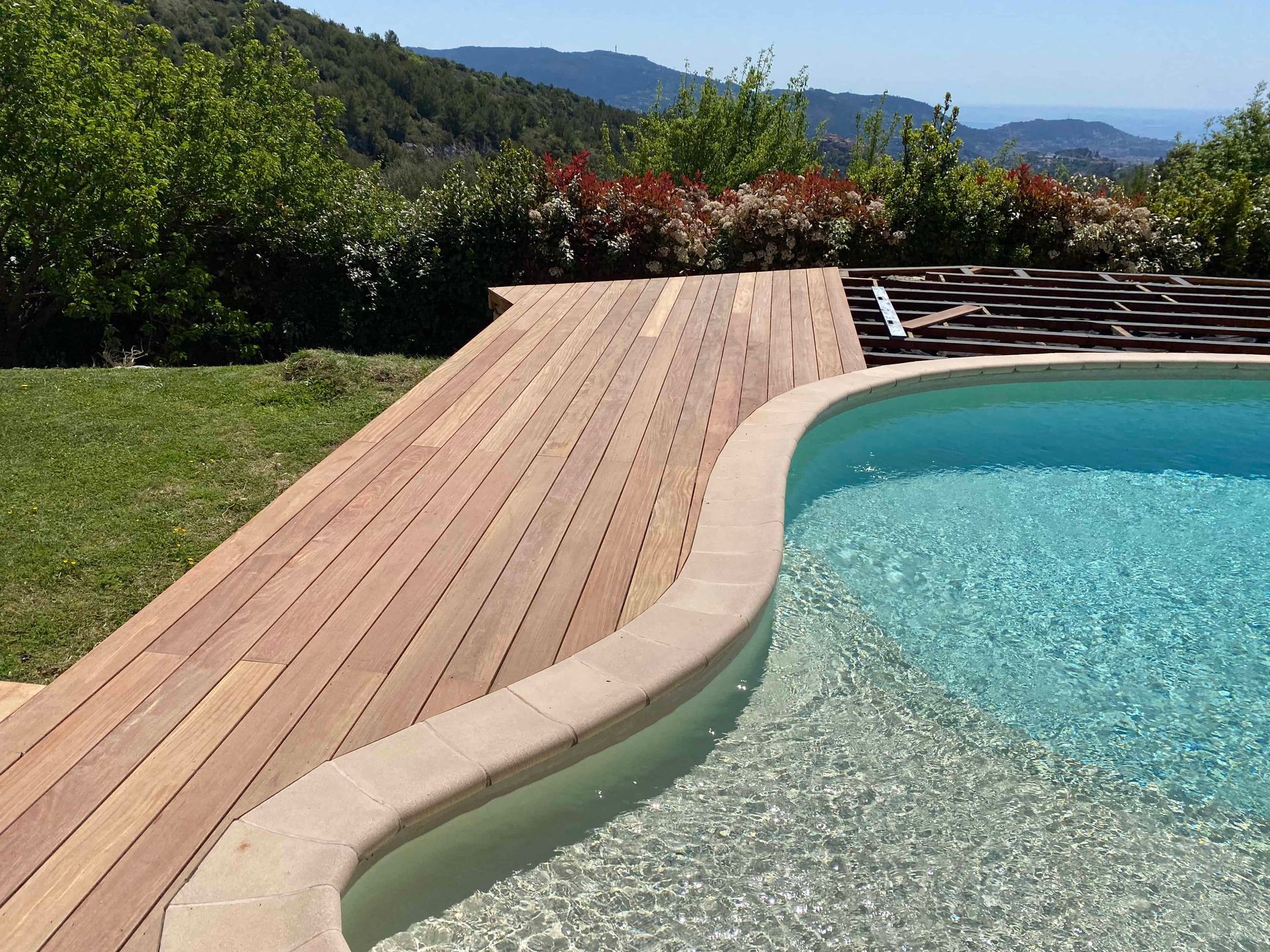 Une piscine entourée d'une terrasse en bois