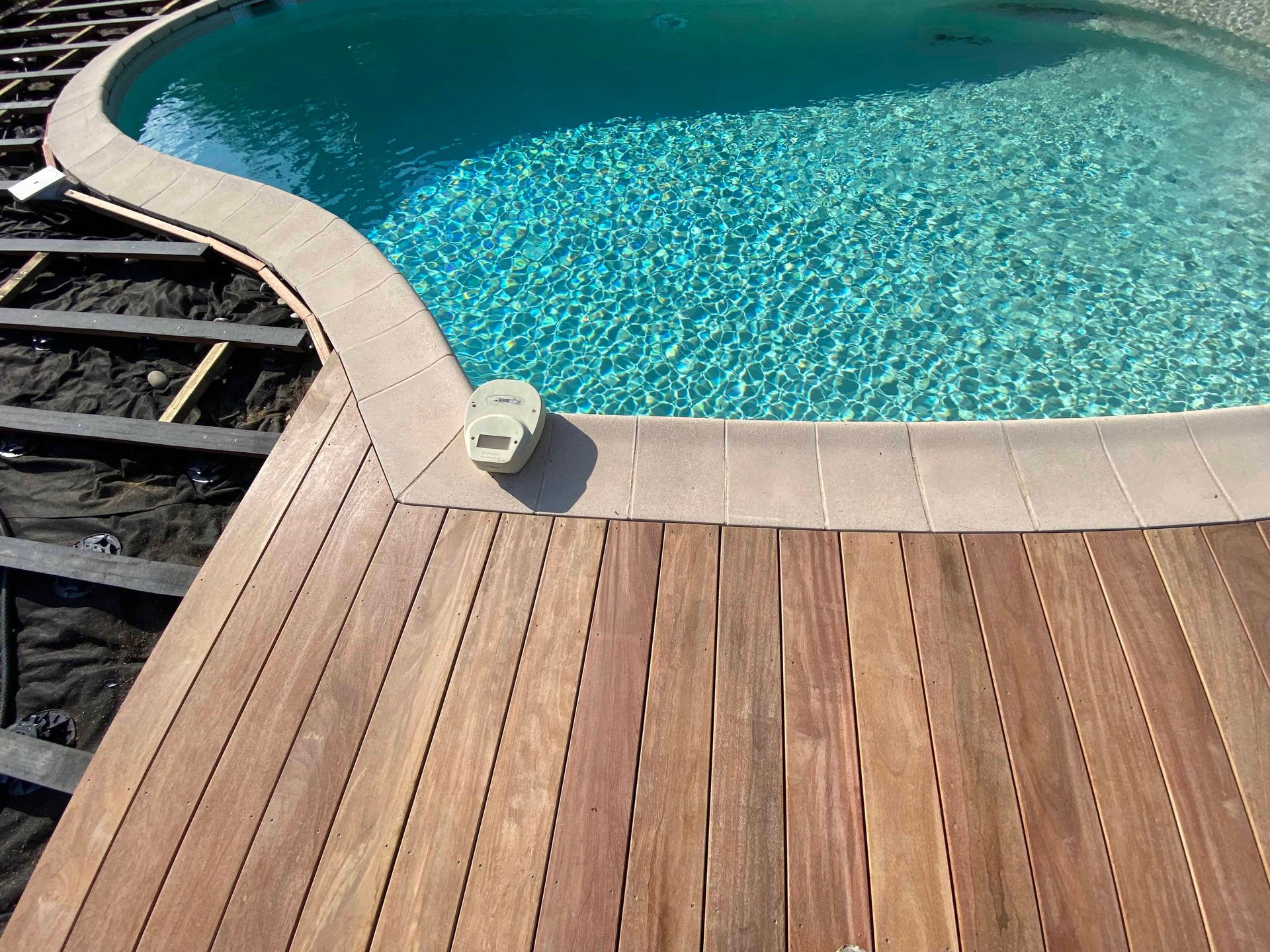 Une piscine entourée d'une terrasse en bois