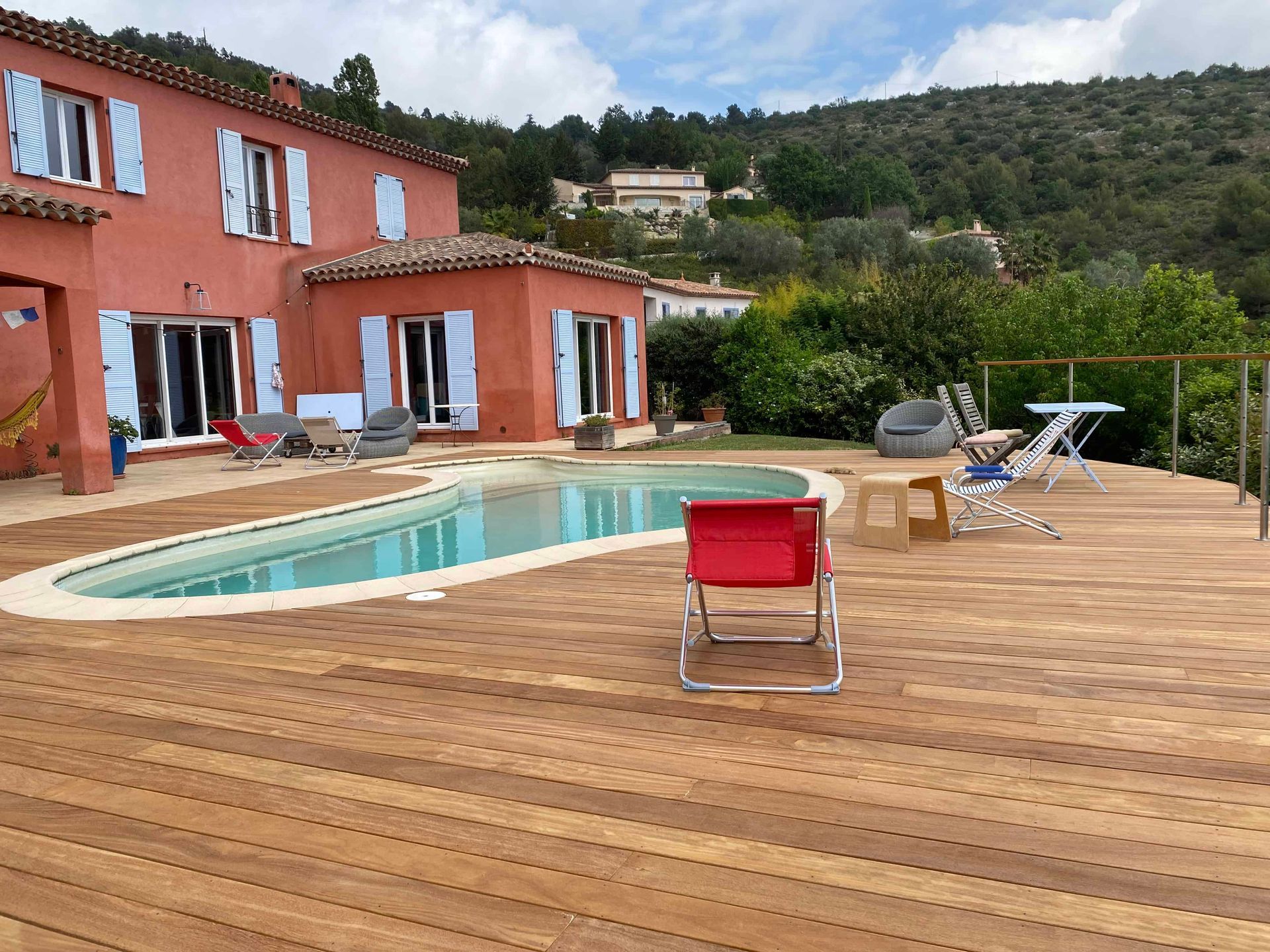 Une grande maison avec une piscine devant