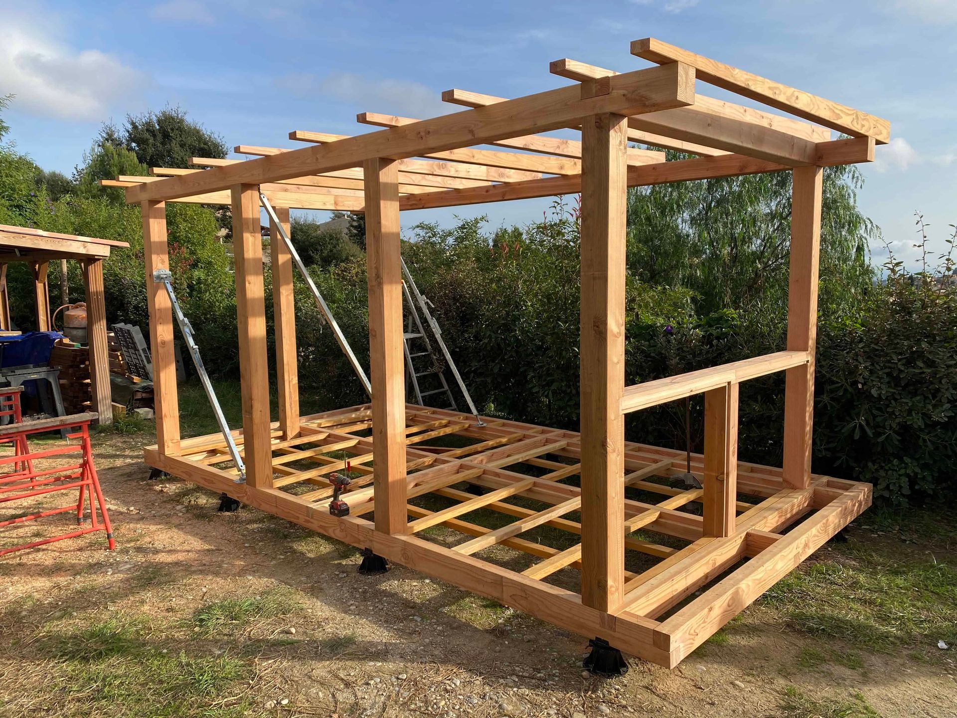 Une structure en bois est en train d'être construite dans un champ.