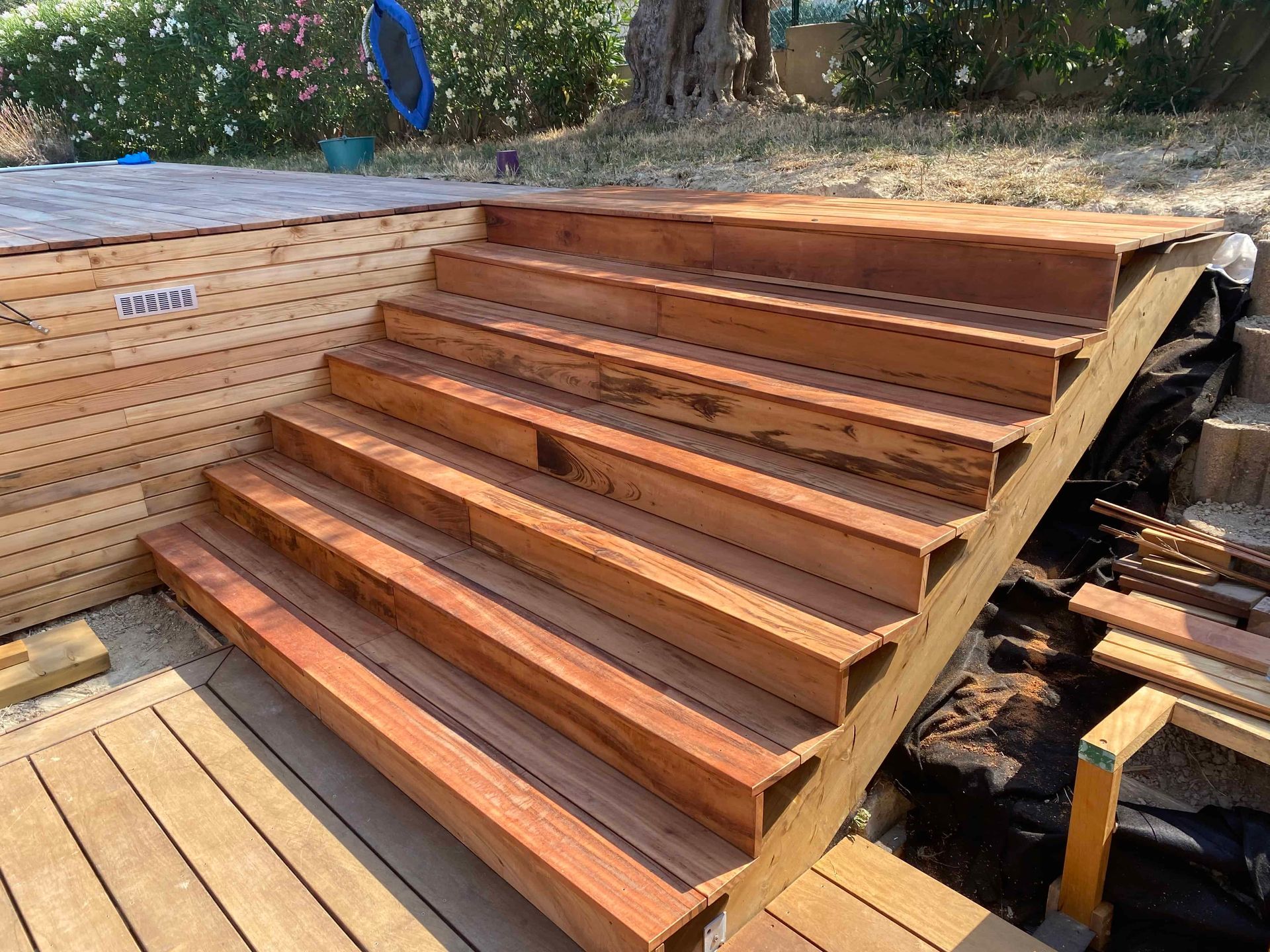 Un ensemble d'escaliers en bois menant à une piscine.