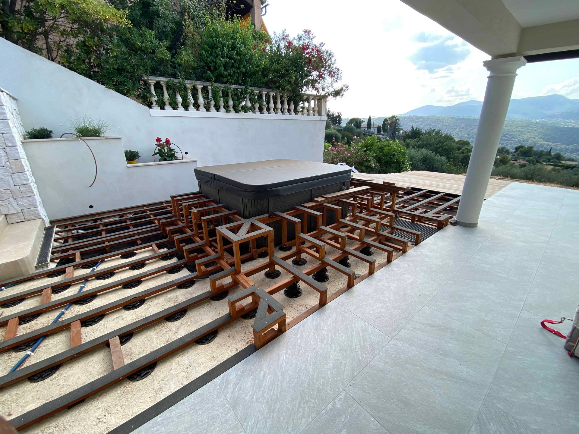 Un bain à remous est posé sur une terrasse en bois.